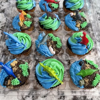 Crystals Cupcakes and Rouleau - Detail of the variety and design - Custom Cakes Near Me Crystals Cupcakes and Rouleau - Detail of the variety and design - Custom Cakes Near Me