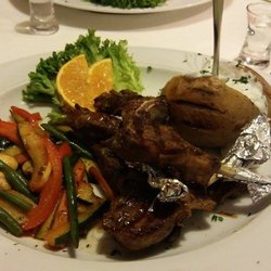 Achillion - Lammplatte: 3 Lammkoteletts, 2 Lammfilets, Gemüse, Ofenkartoffel