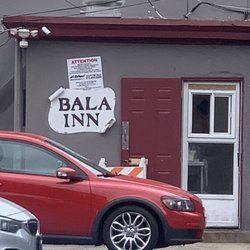 Bala Inn - Parking Lot Entrance