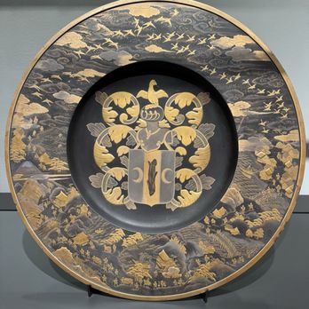 Rijksmuseum - Wood lacquer dish w/ Dutch Valkiener coat of arms, and depiction of the annual Dutch merchant trip to pay respects to the shogun - Museums Near Me - Amsterdam, New Hampshire Rijksmuseum - Wood lacquer dish w/ Dutch Valkiener coat of arms, and depiction of the annual Dutch merchant trip to pay respects to the shogun - Museums Near Me - Amsterdam, New Hampshire