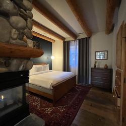 Black Bear Lodge - Hideout Cabin bedroom