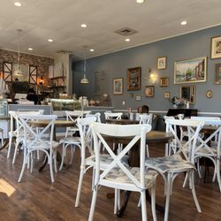 Le Vingt Trois Cafe & Bakery - Dining area