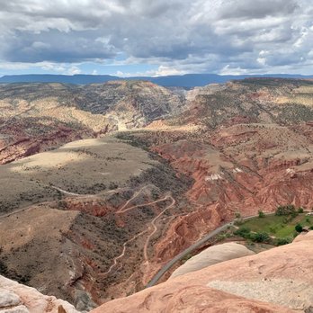 Rim Overlook Trail - Rim Overlook sits alongside a sheer drop off the cliffside, yet you can still capture worthwhile picture moments. - Hiking Near Me - Fruita, Utah