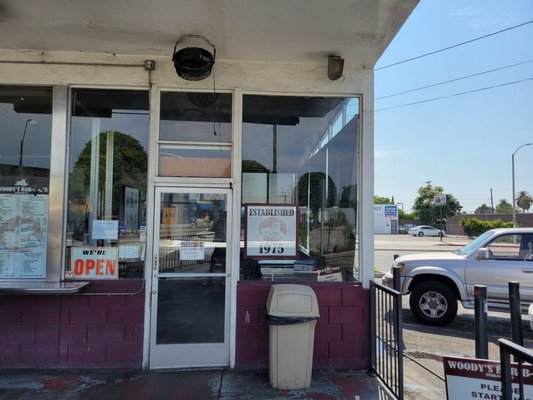 Woody's Bar-B-Que by null