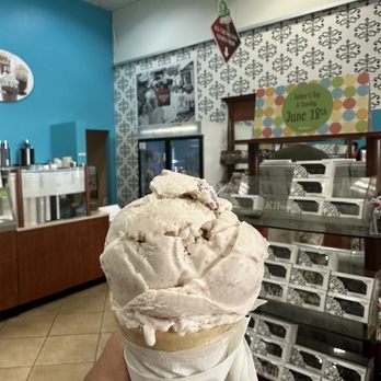Kilwins Ice Cream - Chocolate - Fudge - Strawberry ice cream SO YUMMY!! - Ice Cream & Frozen Yogurt Near Me - Atlanta, Georgia
