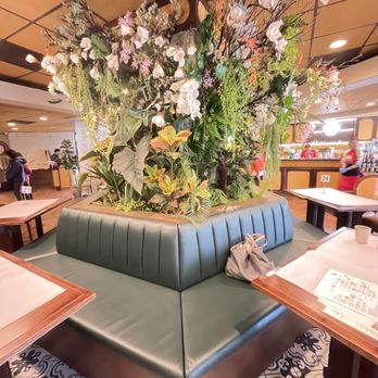 Pho Ha Noi - Center decorator in the dining area - Vietnamese Near Me - Milpitas, California