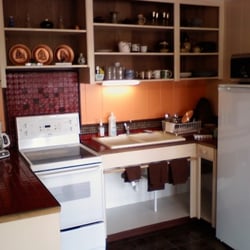 Bayhouse Hana - A fully furnished kitchenette is just off the living room.