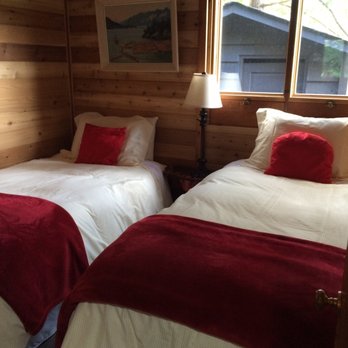 Eastman Waterfront Cottage - Vacation Rentals Near Me - Bowen Island, British Columbia Eastman Waterfront Cottage - Vacation Rentals Near Me - Bowen Island, British Columbia