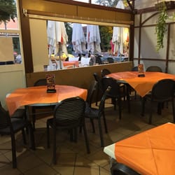 Da Francesco Pizzeria - Tiene terraza y también restaurante interior