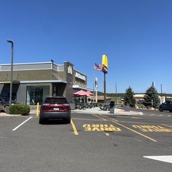 McDonald's - a parking lot with cars parked in it - Fast Food Near Me - Williams, Arizona