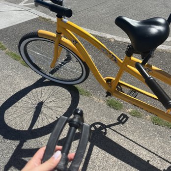Wheel Fun Rentals - Alki Beach - Broken tandem bike pedal - Bike Rentals Near Me - Seattle, Washington Wheel Fun Rentals - Alki Beach - Broken tandem bike pedal - Bike Rentals Near Me - Seattle, Washington