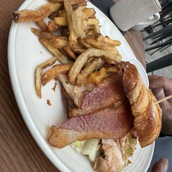 The Yard - Wagu burger - Lounges Near Me - Milwaukee, Wisconsin