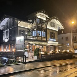 Restaurant Chalet India - Outside on a rainy evening