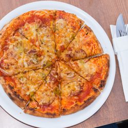Delicato - Pizza Pugliese 9€ +Knoblauch 1,50€ +Peperoni 1,50€ + Zwiebeln 1,50€ =13,50€