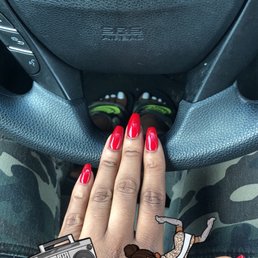 Refill/Reshape + Pedicure. 5 FUCKING STARS from the biggest nail critic ever.