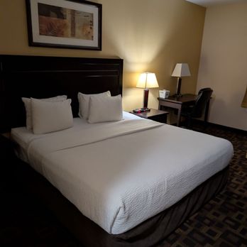 Days Inn - King bed - Hotels Near Me - Winnipeg, Manitoba Days Inn - King bed - Hotels Near Me - Winnipeg, Manitoba