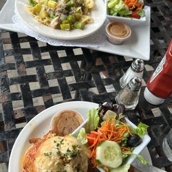 Paolo Lombardi's Ristorante - Chicken vodka garlic knot slider & crab carbonara