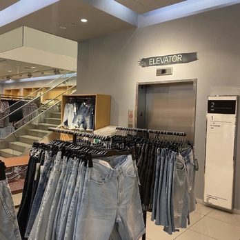 H&M - 1st level elevator area, H&M Galleria at Sunset - Men's Clothing Near Me - Henderson, Nevada
