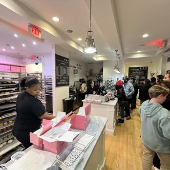 Georgetown Cupcake - Long waiting line - Cupcakes Near Me - Washington, DC, District of Columbia Georgetown Cupcake - Long waiting line - Cupcakes Near Me - Washington, DC, District of Columbia