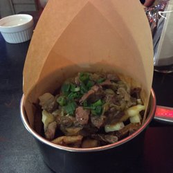 Microbrasserie Gueule de Loup - Poutine du chef, sauce à la bière,porc, oignons caramélisés et pommes
