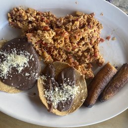 Scrambled eggs with tostada
