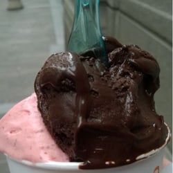 La Fredda Tentazione - Extra dark chocolate and strawberry gelato