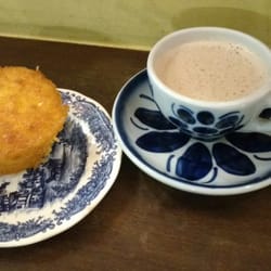 Da Casa da Táta - Bolo de aipim com coco e cappuccino.