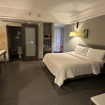 Hilton Garden Inn Calgary Downtown - Room 627 King Corner w/ Sofabed - Hotels Near Me - Calgary, Alberta Hilton Garden Inn Calgary Downtown - Room 627 King Corner w/ Sofabed - Hotels Near Me - Calgary, Alberta