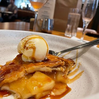 Rowdy Tiger Whiskey Bar & Kitchen - Apple Pie with Vanilla Ice Cream & Caramel Drizzle - Southern Near Me - Atlanta, Georgia