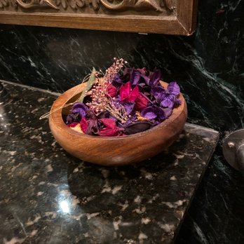 Fuumi - Cute flower bowl accent in bathroom - Sushi Bars Near Me - Burlingame, California Fuumi - Cute flower bowl accent in bathroom - Sushi Bars Near Me - Burlingame, California