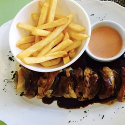 Restaurace zámeckého hotelu Lednice - Masovy spiz, hranolky a zvlastni dresinko - omacka :)