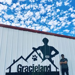 Gracieland Hound Dog Hotel