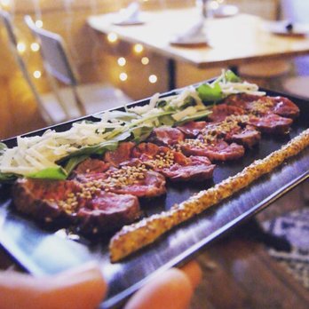 Ventuno - Tataki de ternera con salsa de miel y mostaza. - Cocktail Bars Near Me - Barcelona, B Ventuno - Tataki de ternera con salsa de miel y mostaza. - Cocktail Bars Near Me - Barcelona, B