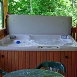 Cherokee Log Cabins - Hot Tub on front porch