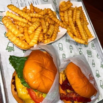 Shake Shack Orlando Premium Outlets - Food Court - Burgers Near Me - Orlando, Florida Shake Shack Orlando Premium Outlets - Food Court - Burgers Near Me - Orlando, Florida