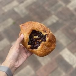 Paris Sweet Patisserie - Ig: @whatsviveating | blueberry danish