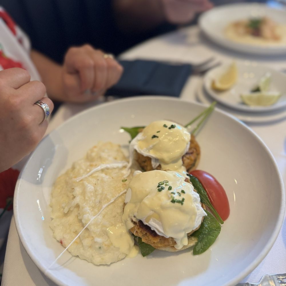 High Cotton - Crab Cakes Benedict - Cocktail Bars Near Me - Charleston, South Carolina High Cotton - Crab Cakes Benedict - Cocktail Bars Near Me - Charleston, South Carolina