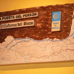 La Puerta del Perdon - Talla del camino de santiago en la Puerta del Perdón (Villafranca del Bierzo)