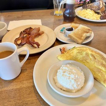 Neighbarista - Fresh Spinach, Mushroom & Tomato Omelette side of Bacon (4) rye bread and Coffee by Intelligentsia - Breakfast & Brunch Near Me - Newhall, California