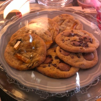 Les 2 au Coin - No idea how Frenchies figured out that cookies should be moist to the point of danger of splitting when you lift them, but they seem to have - Tea Rooms Near Me - Paris, 75