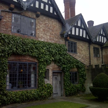 Baddesley Clinton - House from the courtyard - Parks Near Me - Warks, WAR