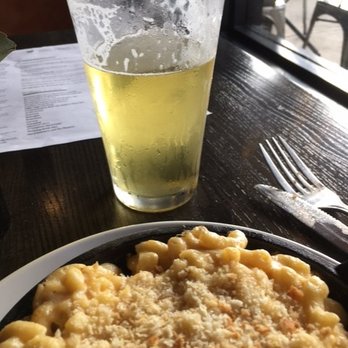 Oak 36 Bar & Kitchen - mac 'n cheese and a craft brew - Bars Near Me - Savannah, Georgia