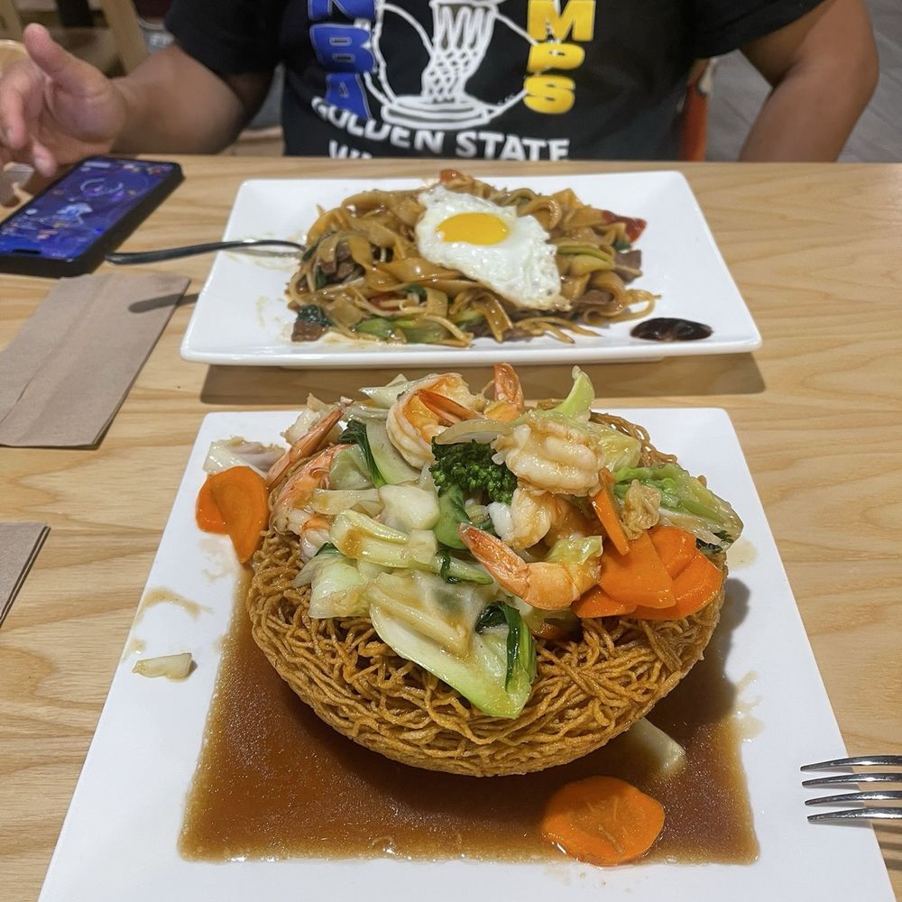 Crispy Fried Noodles with Shrimp and Drunken Noodle Crispy Fried Noodles with Shrimp and Drunken Noodle