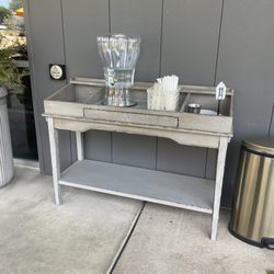 The BiG Shop - Water station outside