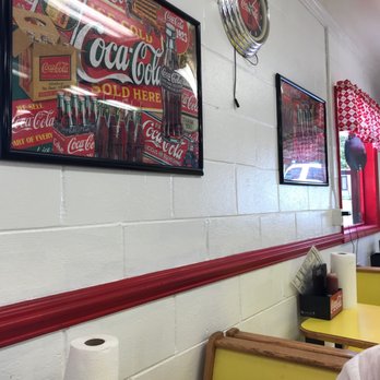 Danbury Grill - Simple place, only 5 tables - Pizza Near Me - Danbury, North Carolina