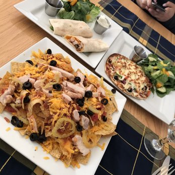 Auberge Beaux Reves Et Spa - Nachos, burrito wrap and pizza. - Day Spas Near Me - Sainte-Adele, Quebec