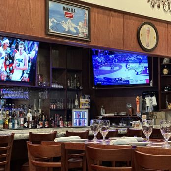 Gino's Ristorante - the bar and televisions - Pizza Near Me - Lancaster, California