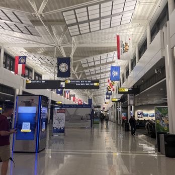 Delta Air Lines - Walking to tsa - Airlines Near Me - Dulles, Virginia Delta Air Lines - Walking to tsa - Airlines Near Me - Dulles, Virginia