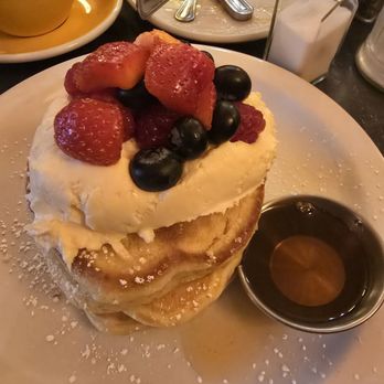 The Breakfast Club - World famous Pancakes w cream n berries - American Near Me - London, XGL The Breakfast Club - World famous Pancakes w cream n berries - American Near Me - London, XGL