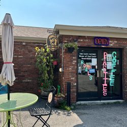 Lou Lou’s Bombdiggity’s - Outside